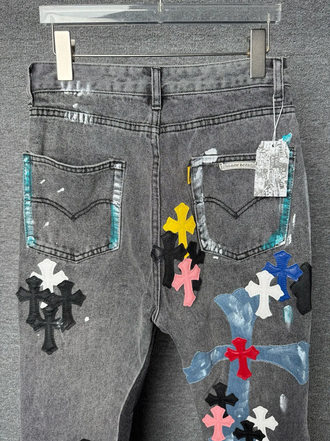 P340 💰 (Top version) Chrome hearts co-branded washed jeans with blue, yellow, black, white and multi-color stitching. Really restores the ultimate vintage texture. Three-dimensional version. Loose and comfortable, not picky about the figure. Makes you look taller and slimmer. Factory-made. Original quality control. Same style for men and women. Can be matched with couples. Versatile recommendation. Must-have jeans for all seasons. Fashionistas have been disappointed. From the quality selection of fabrics, the tailoring of details, and the matching of patterns, they are all impeccable! The upper body is so handsome when worn...it can be easily worn by men, women and children! The craftsmanship is made of heavy-duty washed pure cotton denim fabric. After washing, it is soft and thick. It is very stylish when worn on the body. Color: black Size: 28-30-32-34-36 (corresponding to S-M-L-XL-XXL)